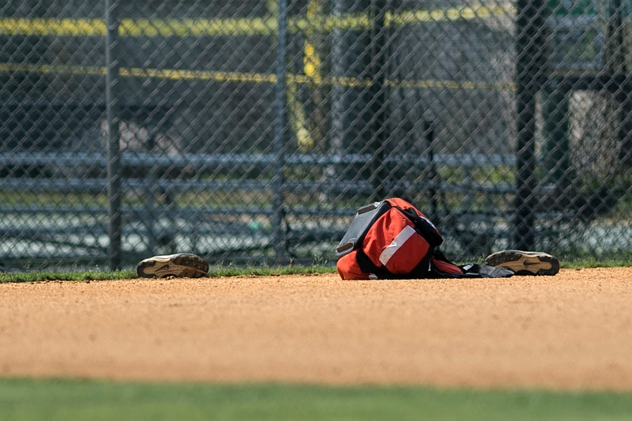 Un bolso abandonado en el parque de béisbol de Alejandría, donde ocurrió el incidente.