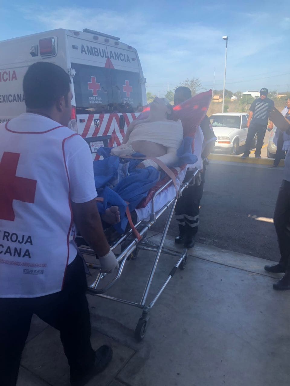 El líder de la agrupación fue trasladado al hospital SEMCI de Culiacán, donde está siendo atendido de las serias lesiones que sufrió en el pecho y en el estómago.