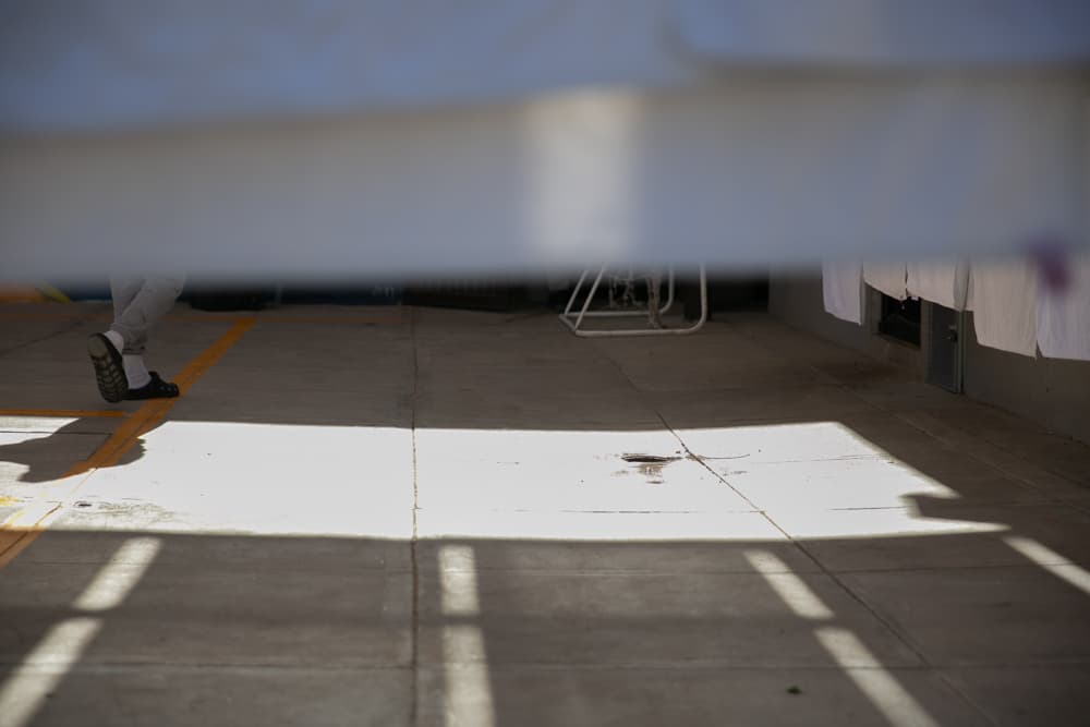 Los jóvenes se encargan de asear sus habitaciones, lavar la ropa y mantener limpias las entradas de los dormitorios. También hay grupos que atienden la cocina. Carla dice que juega al fútbol y con las niñas del albergue para que así pase rápido el tiempo y pueda estar con su mamá.