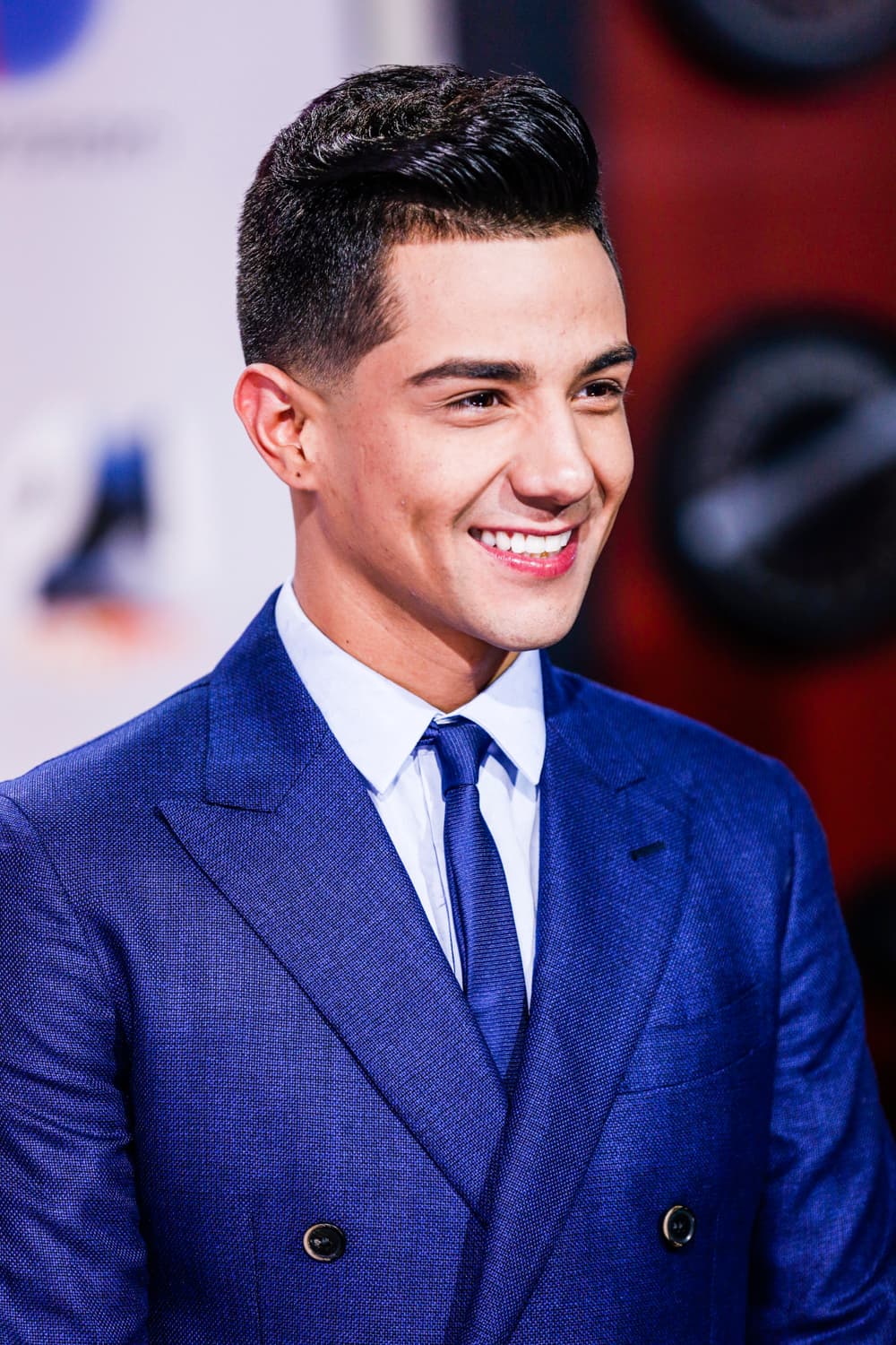 El mejor accesorio de Luis Coronel es su sonrisa. Un elemento que sabe complementar con elegancia.