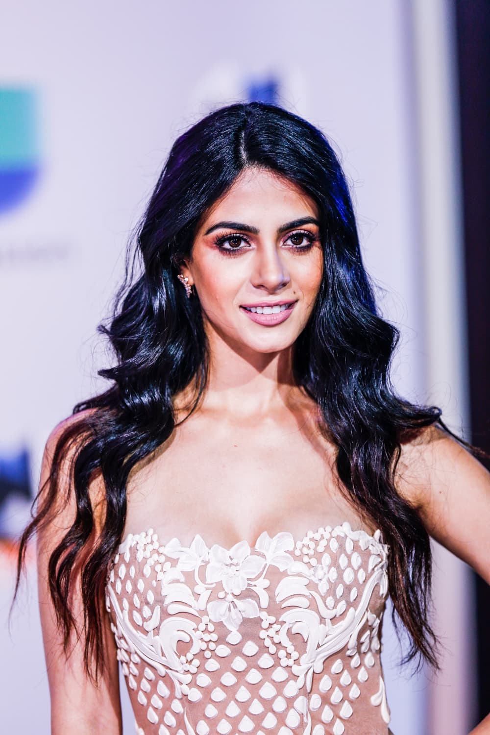 Aunque el peinado de Emeraude nos defraudó un poco su maquillaje fue muy acertado, enfatizando su mirada con sombras magenta, acabados metálicos y unas súper pestañas postizas.