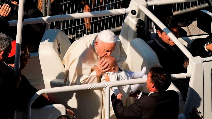 Papa Francisco es recibido por miles de feligreses en las calles de Quebec donde besó a 16 niños