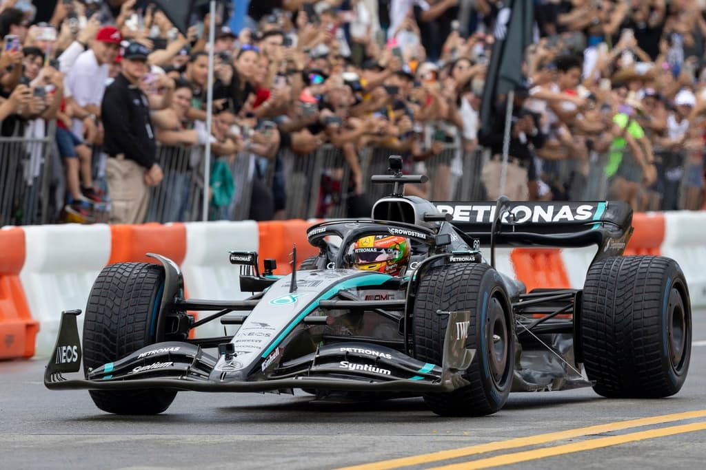 Se suponía que Gutiérrez solo daría una vuelta, como parte de la demostración, pero el público lo animó tanto, que al final le regaló 6 y 
<b>puso a rugir el motor</b> que algunos soñaban con escuchar.