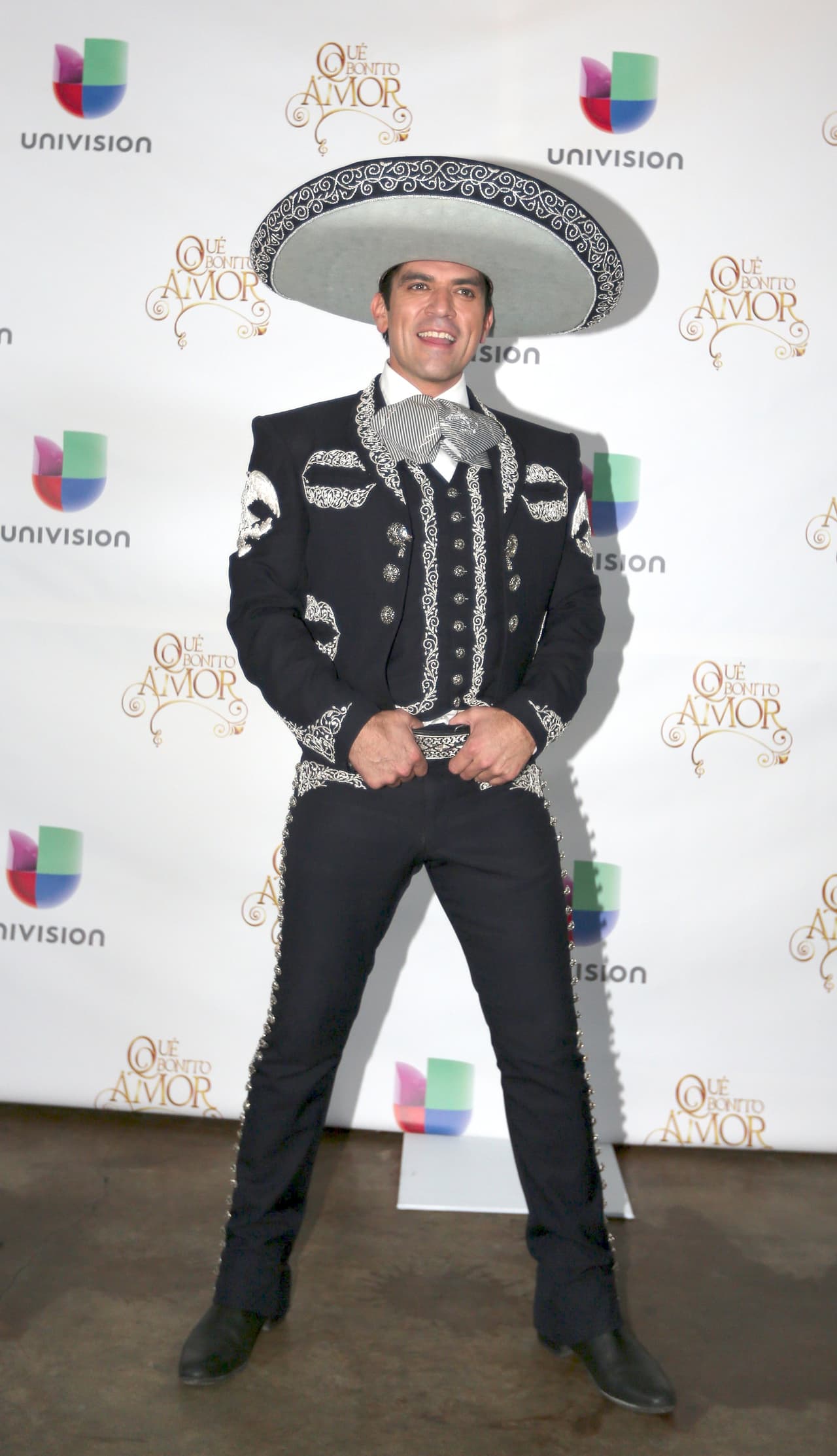 Y con sus rancheras en "Qué Bonito Amor" demostró que es un mariachi muy seductor.