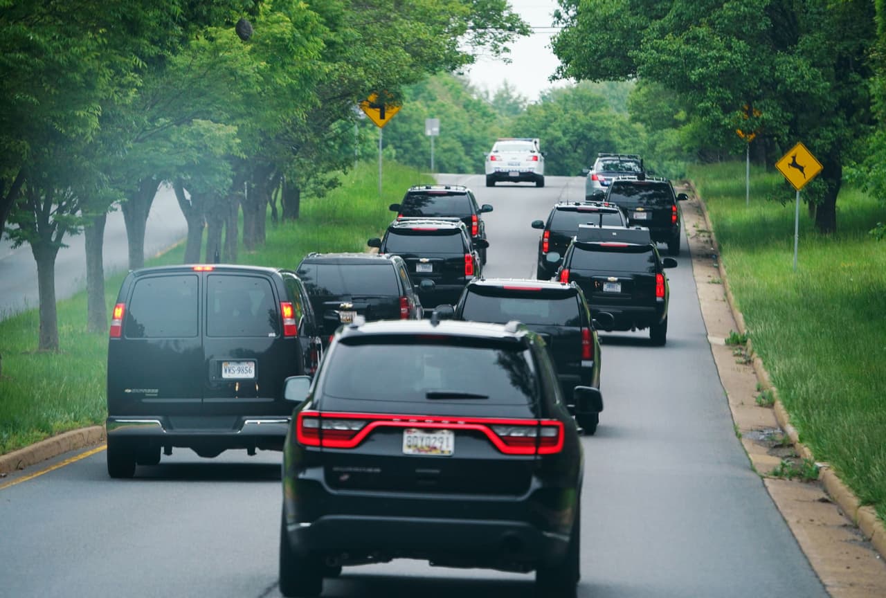 Trump reparte el fin de semana de los caídos entre Twitter, golf y actos de homenaje