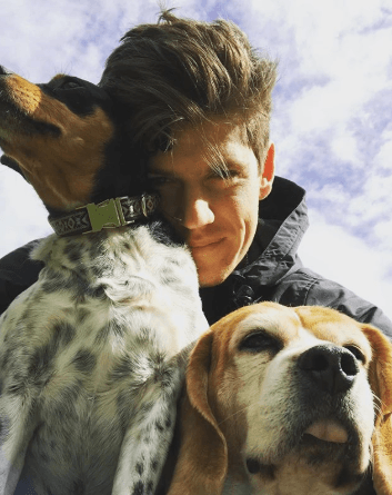 Se trata de Miguel Bernardeau, un actor de origen español de 22 años de edad.