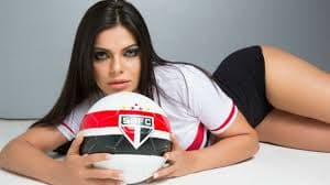 Suzy Cortez, que antes hizo una campaña para que Lionel Messi no se marchara del club, mostró de nuevo su compromiso con Barcelona y le rindió un homenaje en sus redes sociales, enviando una felicitación al club de sus amores por vencer a Real Madrid. Una fanático culé de lujo.