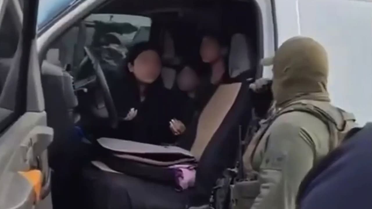 "¡No te bajes!": El video viral sobre vecinos organizados en un operativo de ICE con niños asustados en una camioneta