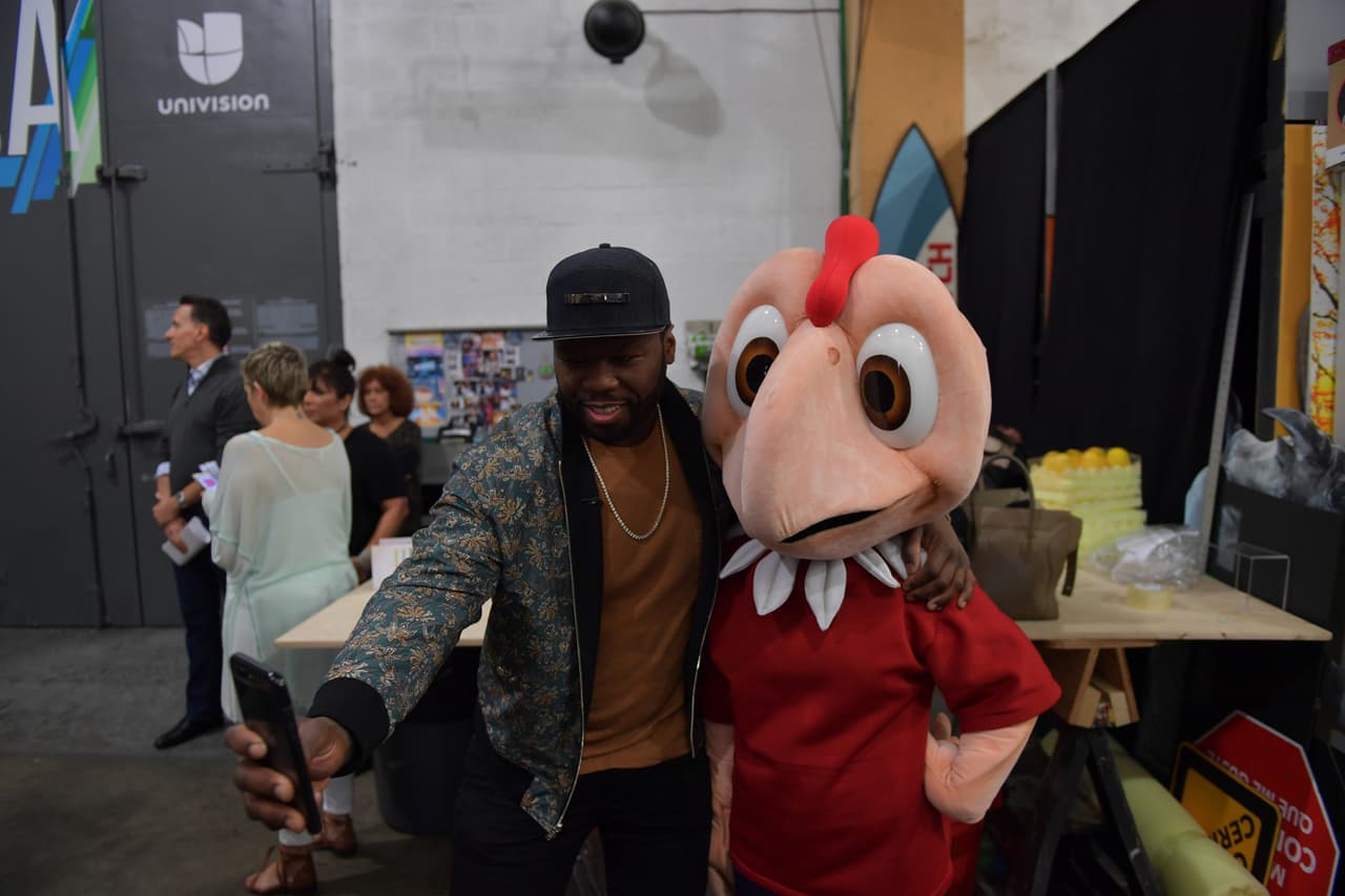 El actor y cantante resultó fanático de 'Condorito', y no desaprovechó la oportunidad para tomarse una 'selfie' con este simpatico personaje.