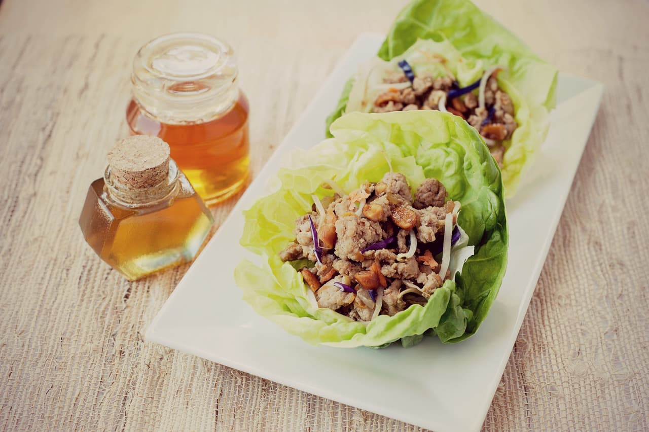 Tacitas de lechuga con pollo a la miel, según la receta de Laura Fuentes.