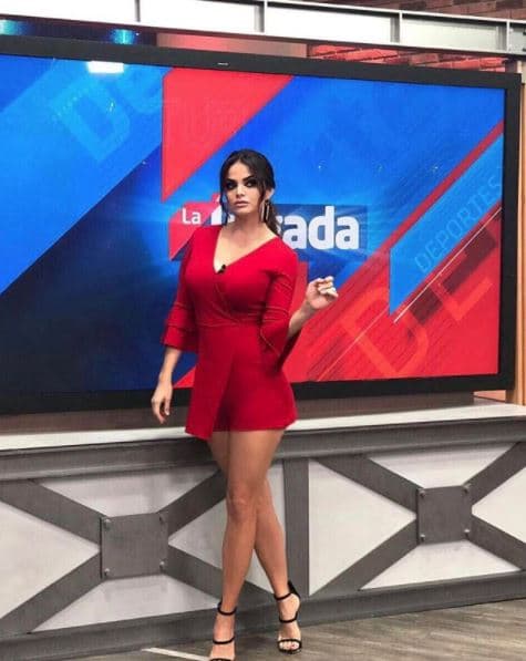 Las fotos en el foro de 'La Jugada' son recurrentes en su galería de Instagram. Aquí la conductora ya ha ganado un poco de peso, pero la pancita aun no se le nota.