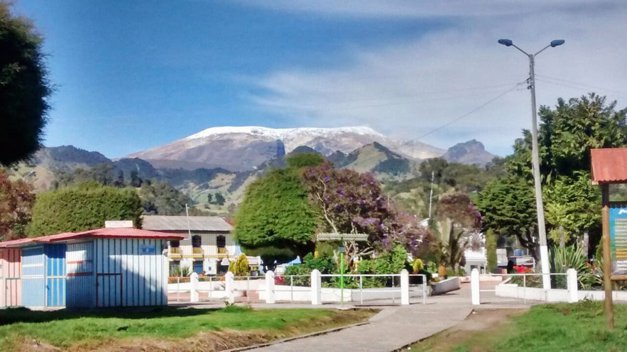 Escoltando la ciudad de Armero, así se mira hoy de apacible el volcán Nevado del Ruiz.