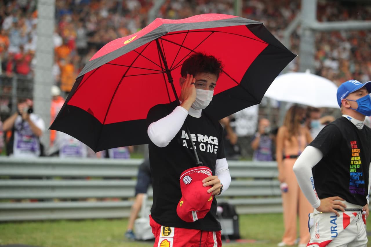 Esteban Ocon es campeón del Gran Premio de Hungría. La carrera se vio accidentada y detenida con bandera roja cuando Bottas se deslizó hacia la parte trasera del McLaren de Norris, quien se inclinó hacia el auto de Verstappen, y Bottas se estrelló contra el segundo Red Bull de Sergio Pérez. Stroll intentó zambullirse por el interior en la curva 1, pero golpeó el Ferrari de Charles Leclerc, que a su vez chocó contra Ricciardo. Vettel fue segundo y Hamilton consiguió la tercera posición.