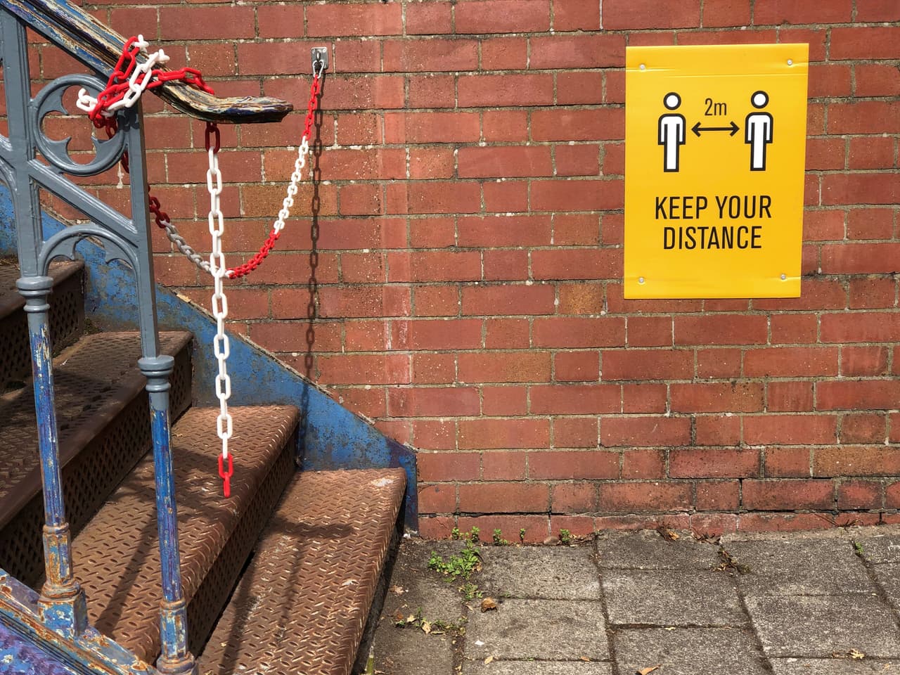 4) Incluir listas de verificación de síntomas del covid-19, tanto en inglés como en español.