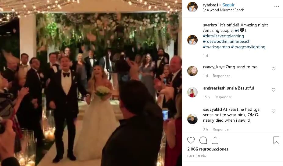 Cuando Engelson y Kurland se dieron su primer beso como esposos, del techo 
<b><a href="https://www.instagram.com/p/BxWfdIujVCw/" target="_blank">cayeron docenas</a></b> de pétalos de rosas que enmarcaron el bello momento.