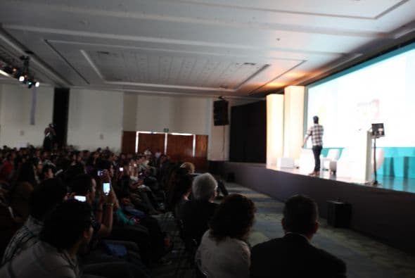 Nuestra conferencia - concierto de rock tiene un telonero, ese grupo que se encarga de abrir el concierto.