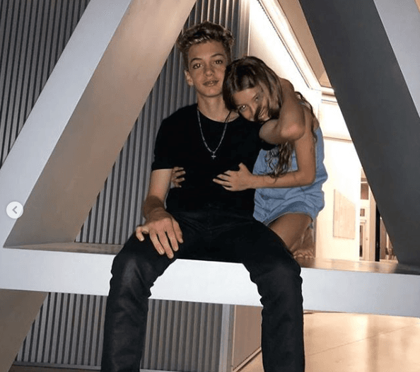 Christopher cumplirá la próxima semana 13 años y 
<b><a href="https://www.univision.com/entretenimiento/william-levy-inicia-el-ano-echandole-porras-a-su-hijo-en-un-importante-partido-de-beisbol-fotos" target="_blank">es un apasionado del béisbol</a></b>. Siempre ha sido muy unido y cariñoso con su hermana.