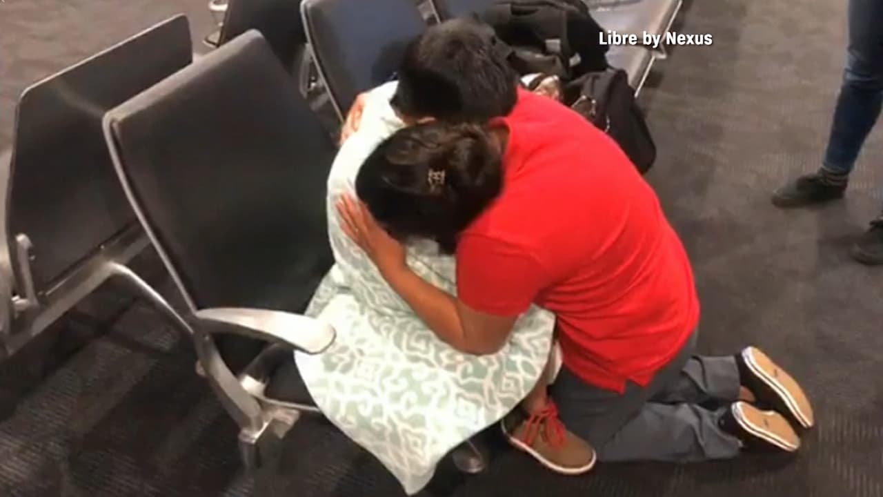 Un largo abrazo y llanto incontenible: el reencuentro de una madre guatemalteca separada de su hijo