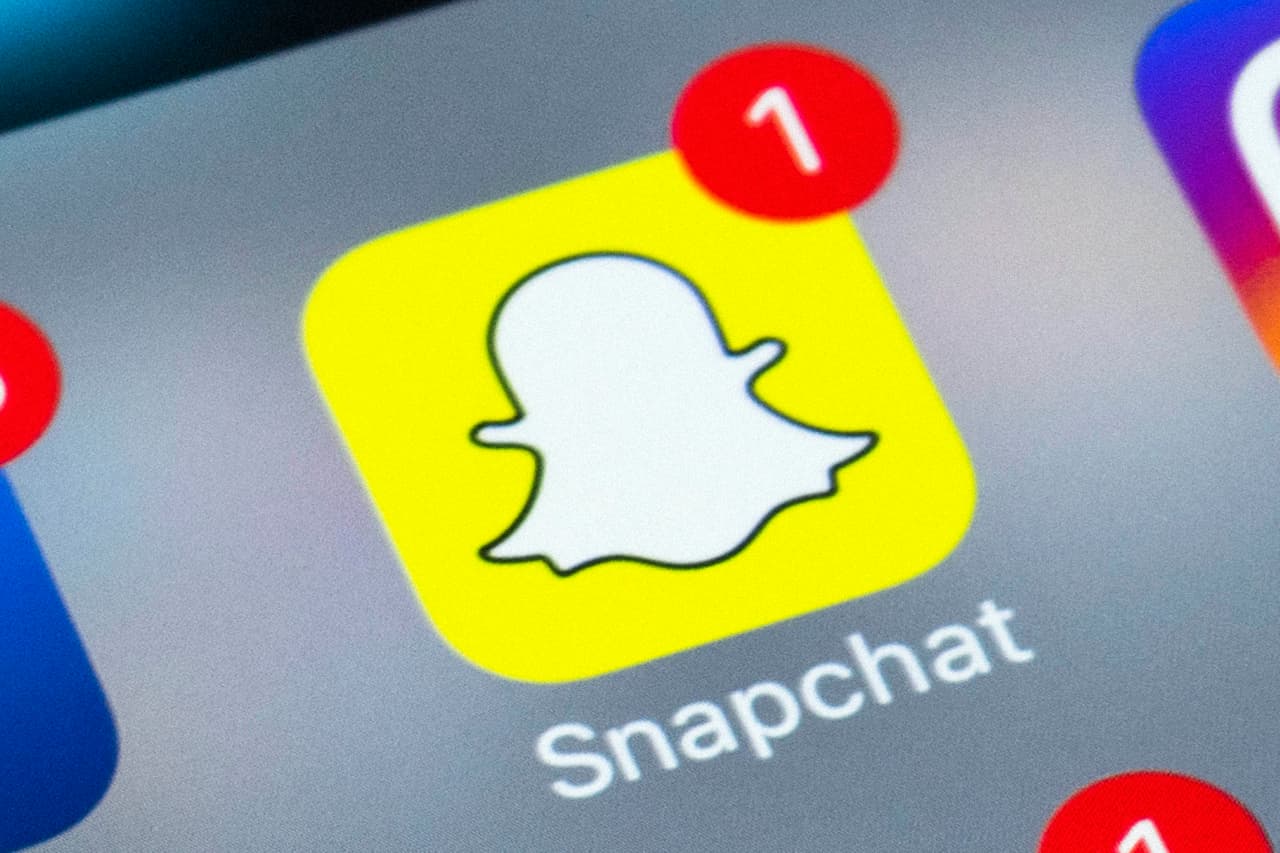 <b>Snapchat</b>
<br>
<br>Los usuarios de esta aplicación envían 12 millones de snapchats (mensajes en video que desaparecen en pocos segundos) por minuto.
<br>
