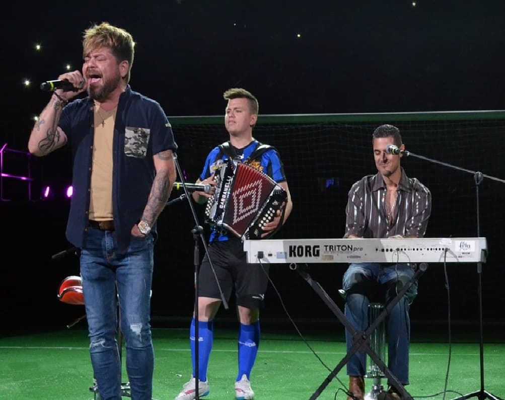 Los chavos de La Firma encabezados por Louie Padilla, además de jugar un rato también deleitaron al público con algunos de sus éxitos.