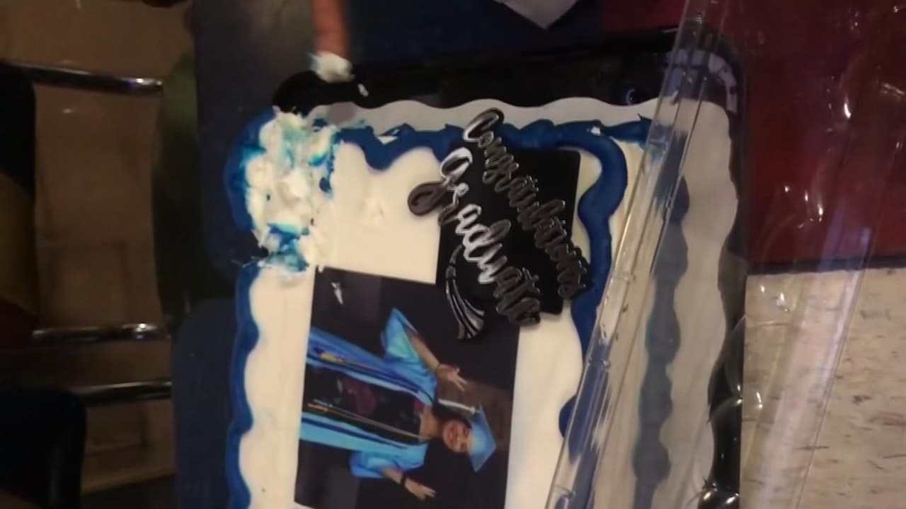 "Odio Walmart": la decepción de una familia cuando cortó un pastel de graduación y se dio cuenta de que era falso