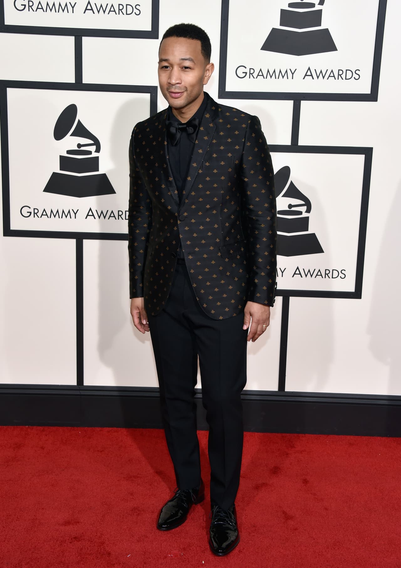 Y ¿qué tal si... la chaqueta tiene un poco de vida y de prints? John Legend eligió un interesante suit de diamantes y corbatín negro.