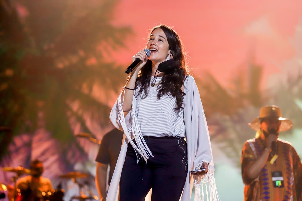 Junto a Kany García y Leslie Grace veremos a la cantante mexicana Ximena Sariñana con una puesta en escena en la que destacan los ritmos latinos.