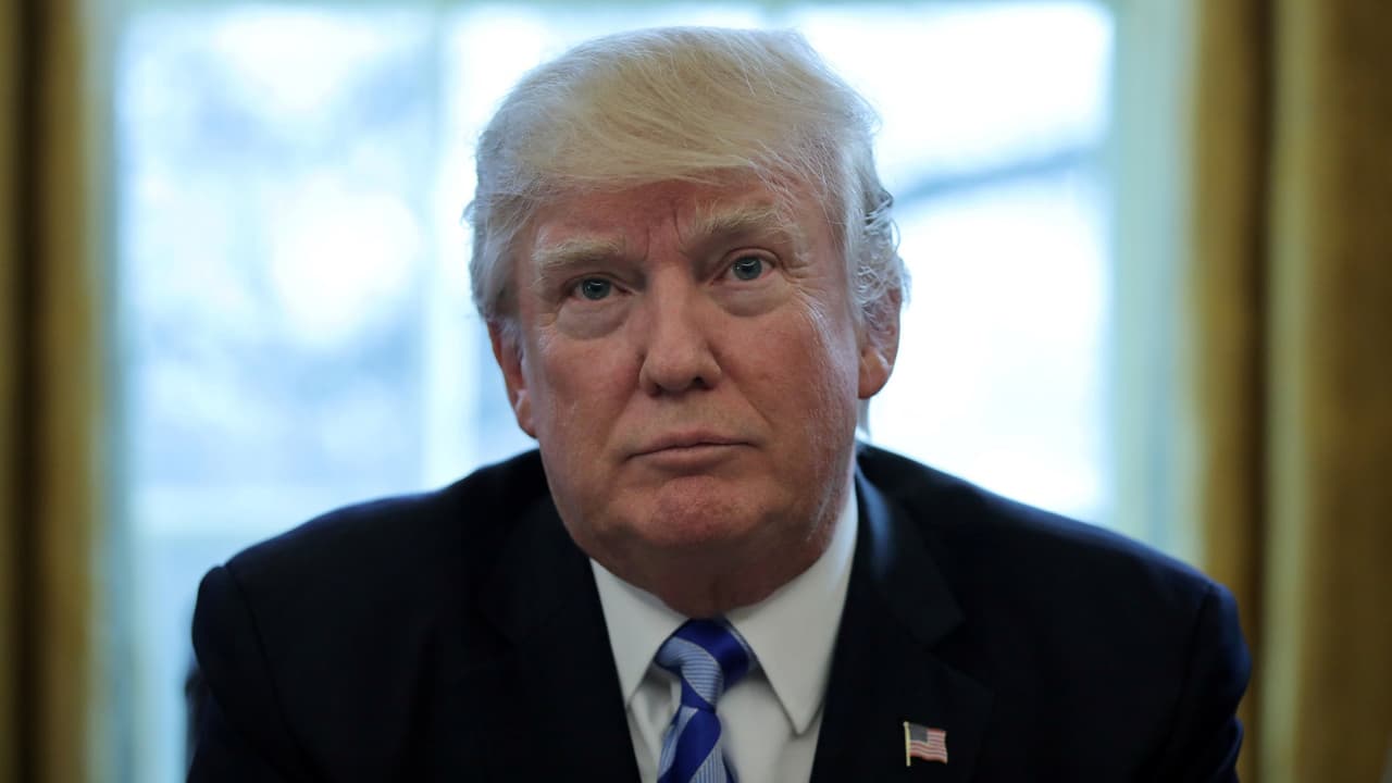 Juez decide proseguir con una demanda contra Trump por incitar la violencia contra manifestantes cuando fue candidato