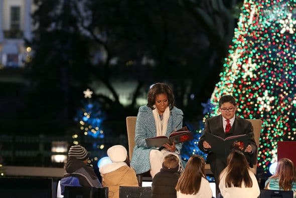 La primera dama, Michelle Obama, se unió a la estrella de "Modern Family" Rico Rodríguez para leer "Era la noche antes de Navidad".