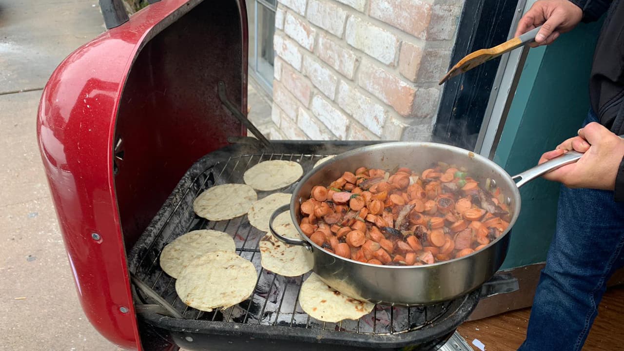 De esta manera es como muchas familias cocinaron para poder sobrevivir a la tormental invernal que afectó al area de Houston.