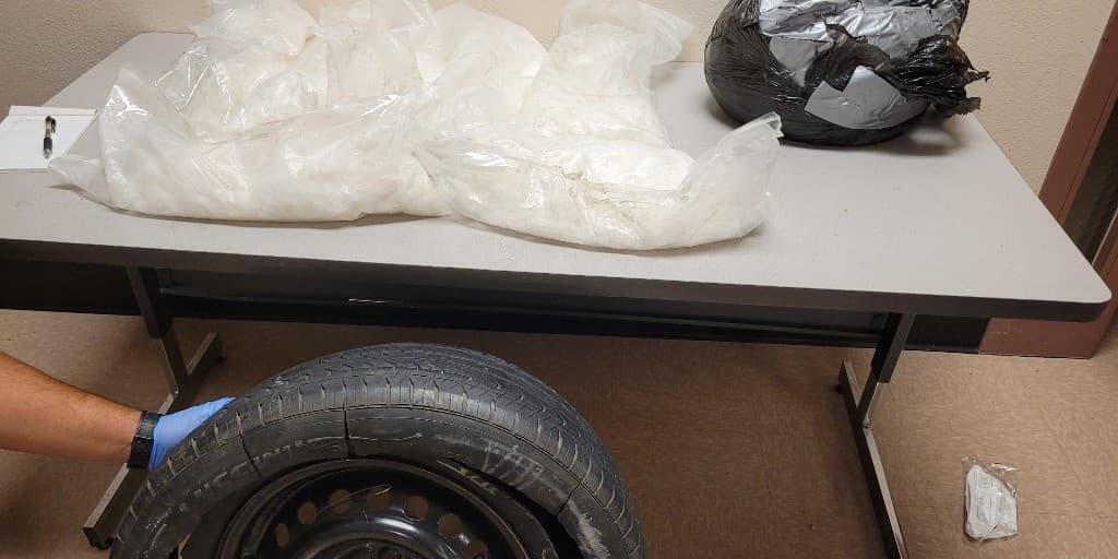 La droga venía escondida en una llanta. Dos ciudadanos estadounidenses fueron arrestados y enfrentan cargos criminales.