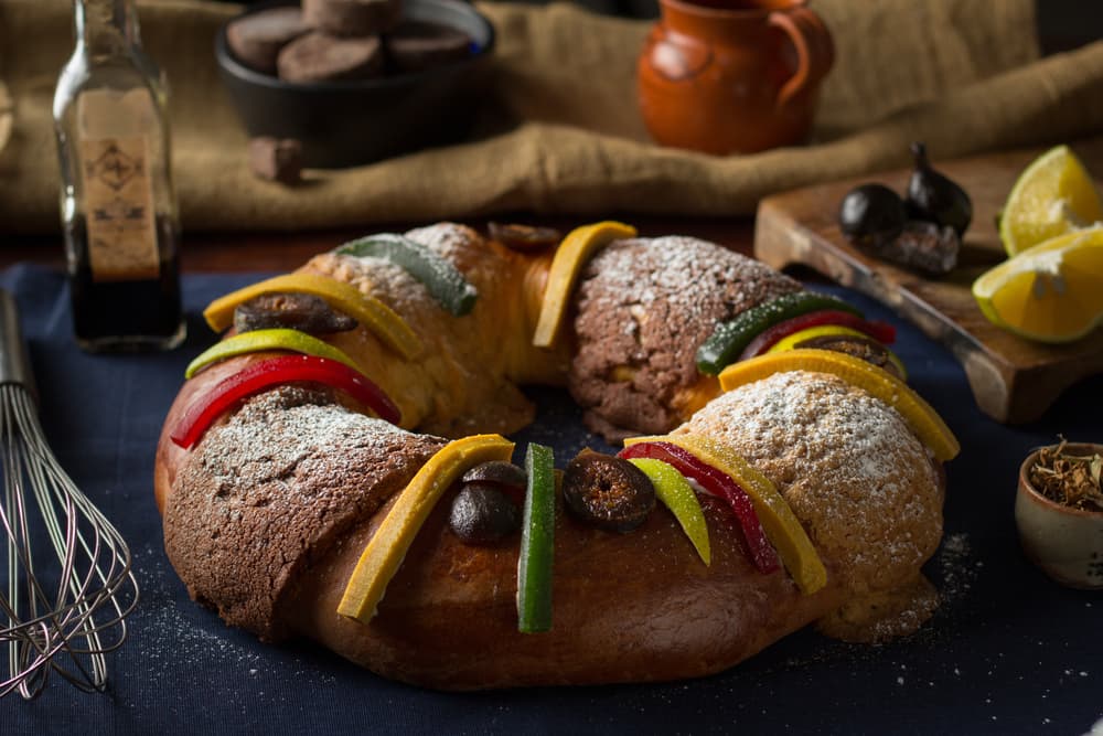 La figura del niño está escondida al interior del pan porque simboliza cómo María y José escondieron a Jesús del rey Herodes, quien había ordenado matar a todos los niños menores de dos años cuando supo que había nacido el "Rey de Reyes".