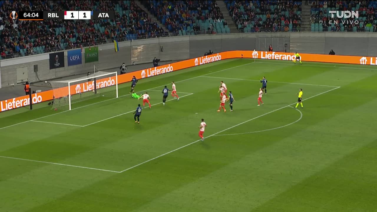 ¡CERCA! Teun Koopmeiners disparó que se estrella en el poste.