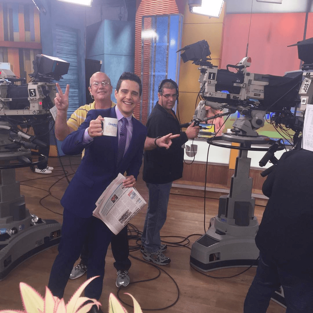 ¡Del otro lado del set! Alejandro Chabán se divierte entre amigos. (12 de agosto)