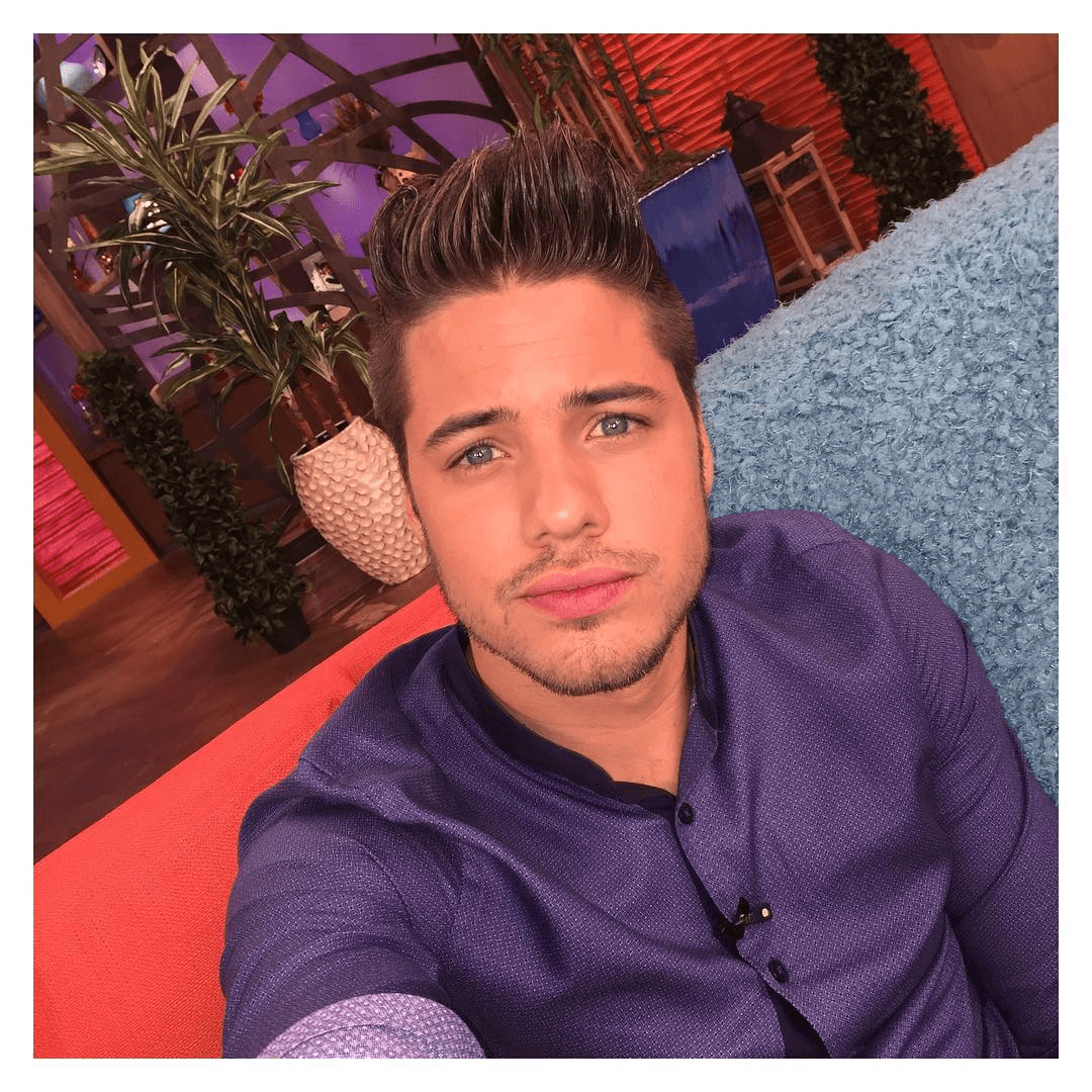 ¡Qué mirada! El guapísimo Willy le roba el corazón a cualquier chica. (12 de agosto)