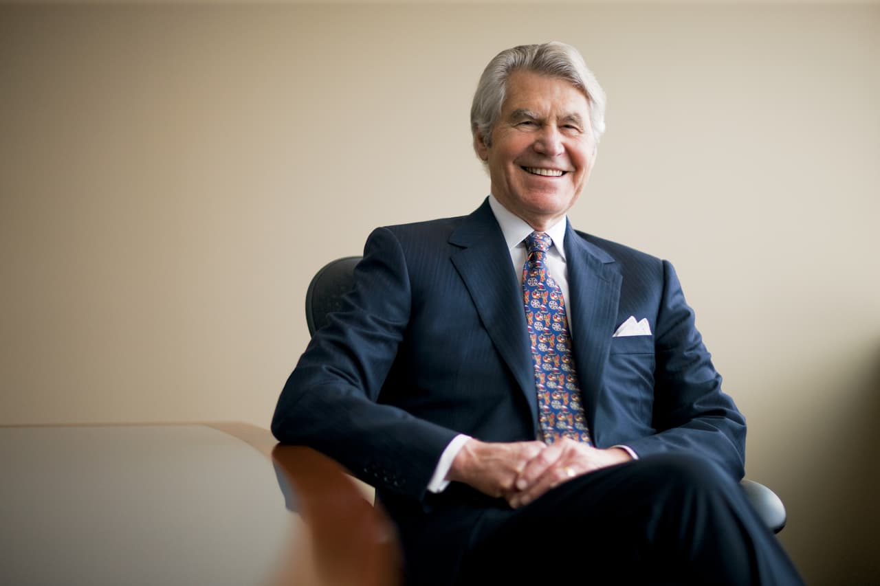 <b>John Brown</b>, ex presidente de Stryker Corp., ocupa el puesto 169 con un patrimonio neto de 5.700 millones de dólares.
<br>