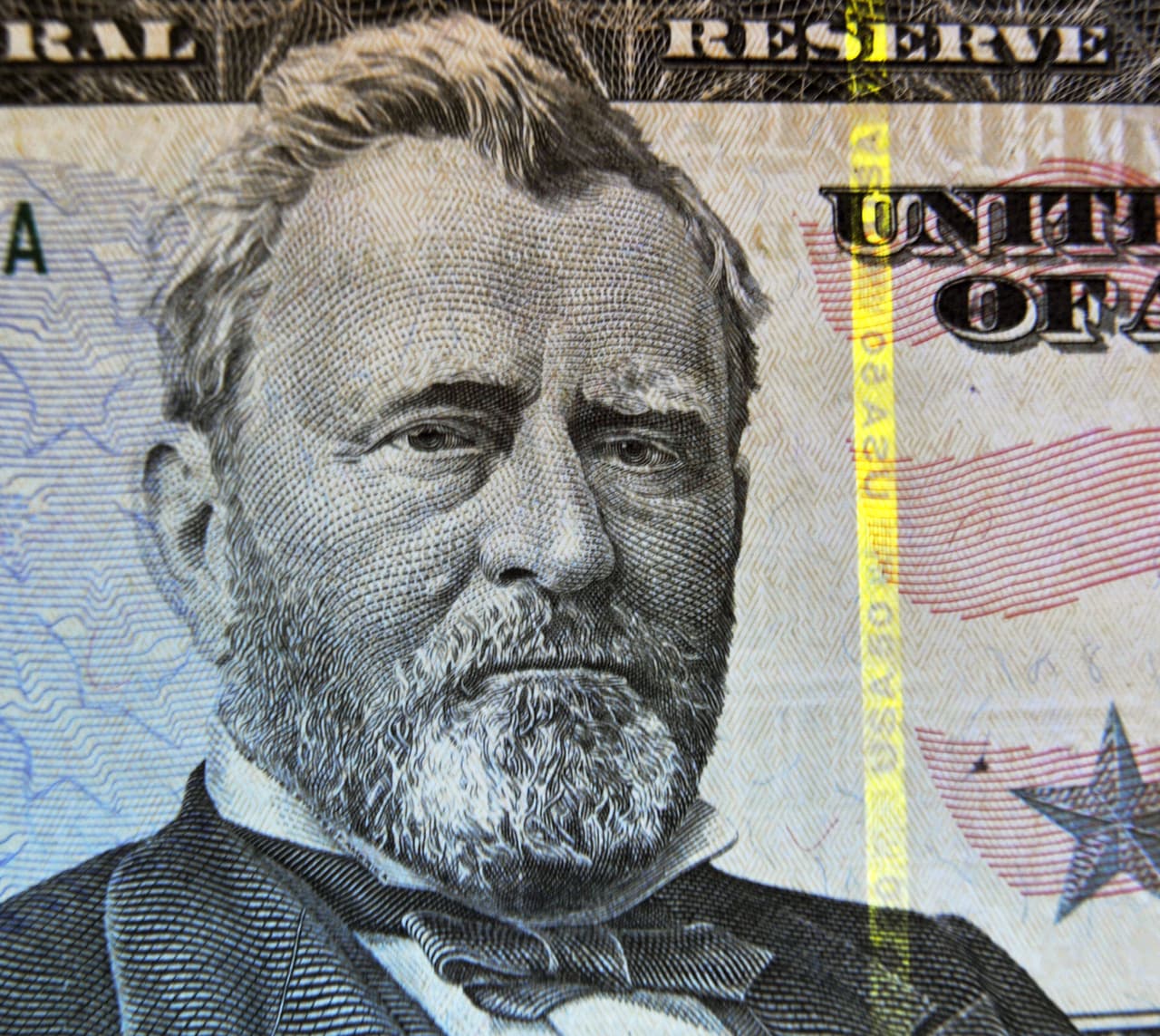 Ulysses S. Grant (1822-1885) es el hombre del billete de 50 dólares. Fumaba hasta veinte cigarrillos al día, y se dice que después de la batalla de Shiloh,
<a href="http://www.history.com/this-day-in-history/former-president-ulysses-s-grant-dies">sus seguidores le enviaron 10,000 cajas de cigarrillos en gratitud</a>. Murió de cáncer de garganta. Su presidencia trabajó por la reconstrucción del país, perdonó a los líderes de los Estados Confederados, creó la Décimo quinta Enmienda, para garantizar el voto de los afroamericanos, y persiguió al Ku Klux Klan, que los amedrentaba para evitar que ejercieran su derecho al voto. Además, creó el Departamento de Justicia y el primer parque natural, Yellowstone.