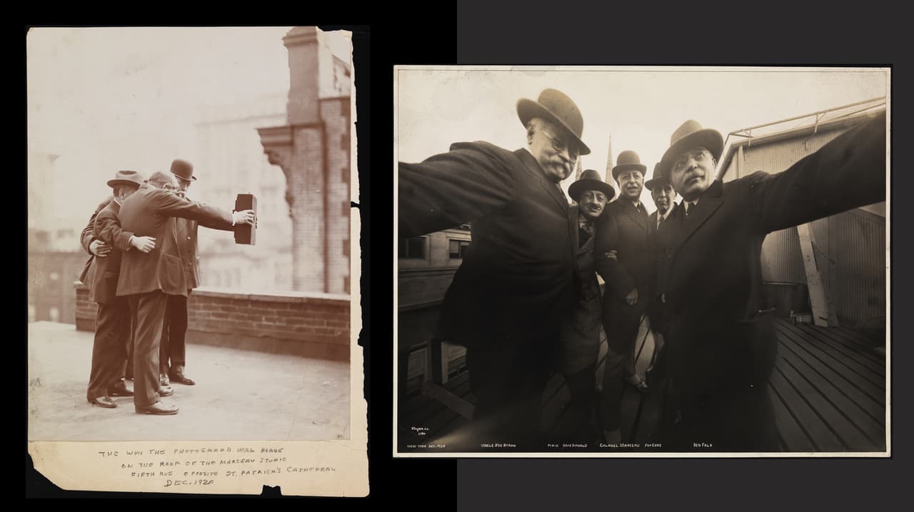 <b>Fotógrafos fotografiados,1920.</b> Unos años después, el mismo Josep Byron juntó a otros fotógrafos para autorretratarse, esta vez en una azotea de Nueva York desde donde se ve la catedral de San Patricio. Los artistas intentaron diferentes ángulos y posiciones para el selfie, hasta que lo lograron.
<br>