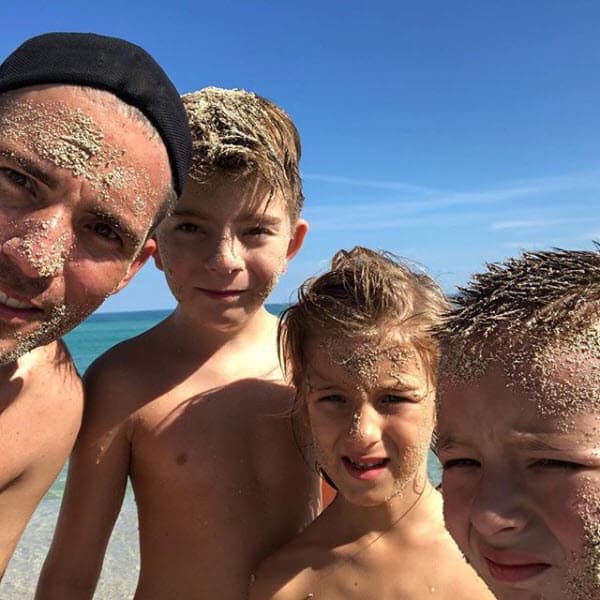 <b><a href="https://www.univision.com/shows/pequenos-gigantes/la-boda-de-galilea-montijo-entre-pequenos-gigantes-y-el-gran-show-de-los-peques">Fernando Reina</a></b> tenía dos hijos de su relación pasada: Alexis y Claudio.