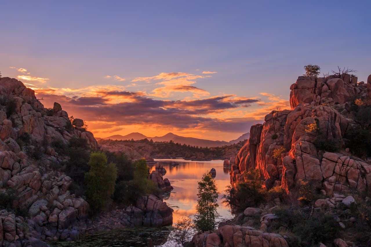 Atardecer en Watson Lake Prescott, Arizona. Aunque la natación está prohibida, hay muchas otras actividades para hacer en el lago Watson, entre ellas pesca, canotaje, kayak, piragüismo, escalada en roca, senderismo y acampada.