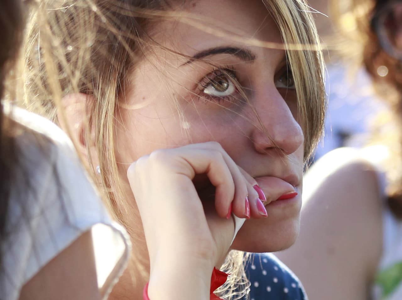 Morderse las uñas, tocarse el pelo, chascar los nudillos... Lo que dicen los tics nerviosos de nuestra paz mental