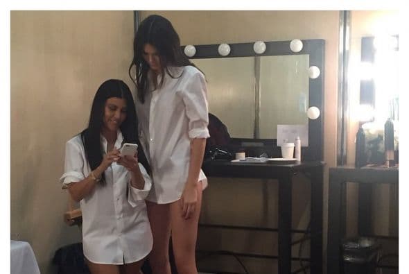 La diferencia entre las Kardashian y las Jenner se puede medir en pulgadas. Sobretodo cuando Kim logra captar en un instánte a Kourtney sin tacones y al lado de la impresionante figura de Kendall.