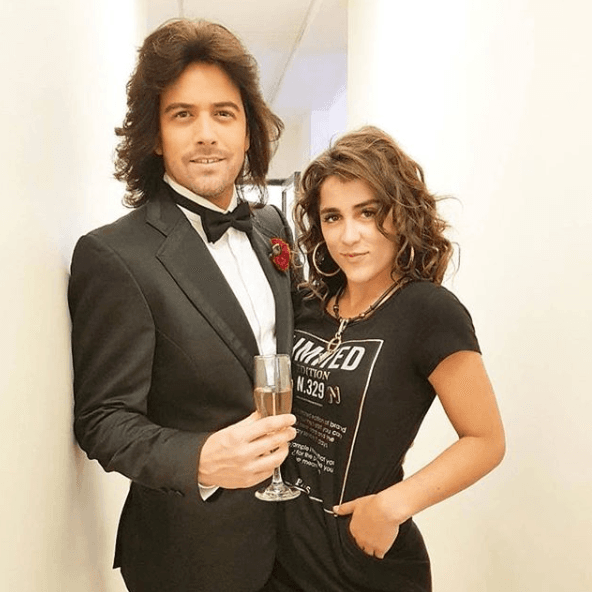 En la serie ‘Silvia Pinal frente a ti’, el papel de Viridiana es interpretado por 
<b>Cassandra Sánchez Navarro</b>, quien en esta imagen aparece caracterizada en su papel y acompañada por Mane de la Parra en el papel de Fernando Frade, el hombre que fuera 
<b><a href="https://www.univision.com/famosos/el-es-el-hombre-por-el-que-sylvia-pasquel-y-silvia-pinal-se-enfrentaron-y-que-frida-sofia-les-recordo-fotos" target="_blank">la manzana de la discordia </a></b>entre la primera actriz y su hija Sylvia Pasquel.
<br>