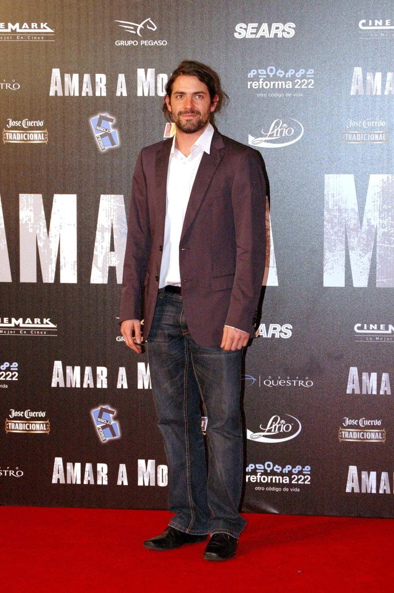 En el año 2002 participó en la exitosa película mexicana 'Amar te duele', para después viajar a Londres en donde se prepararía para mejorar su técnica actoral, pero su viaje se vería interrumpido por una propuesta de trabajo en México.