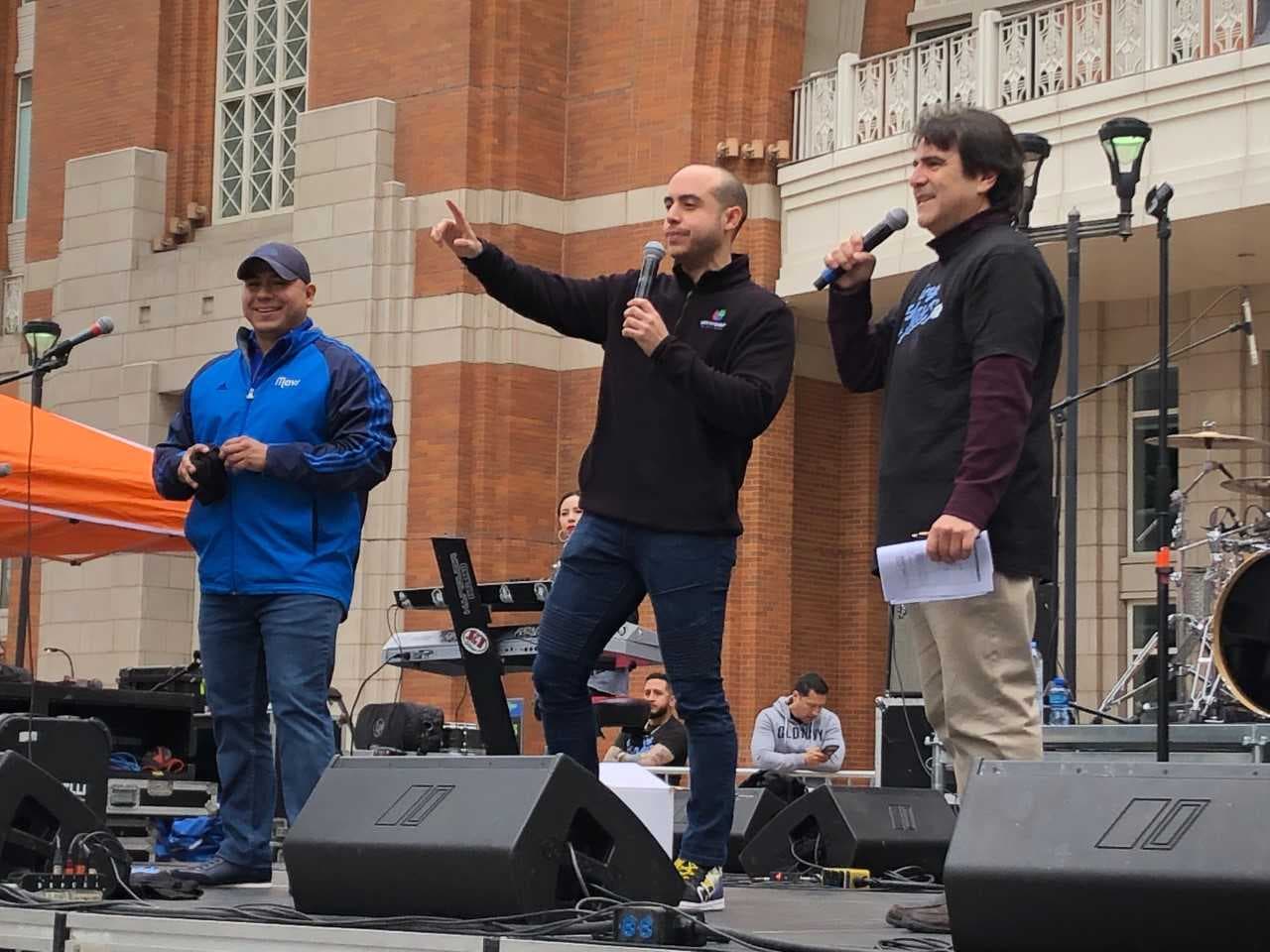 Aquí nuestro reportero de Univision 23 Dallas, Pedro Silva le lanza una pregunta al público desde la tarima.