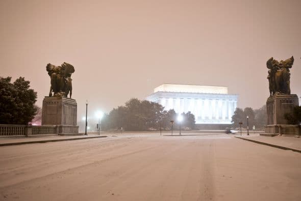 Así lucía la anoche del miércoles la entrada del Monumento a Abraham Lincoln en Washington DC.