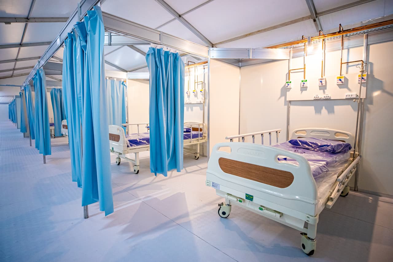 Las hospitalizaciones deben disminuir durante 14 días. La trayectoria de hospitalizaciones en Carolina del Norte está nivelada, con una ligera tendencia al alza.