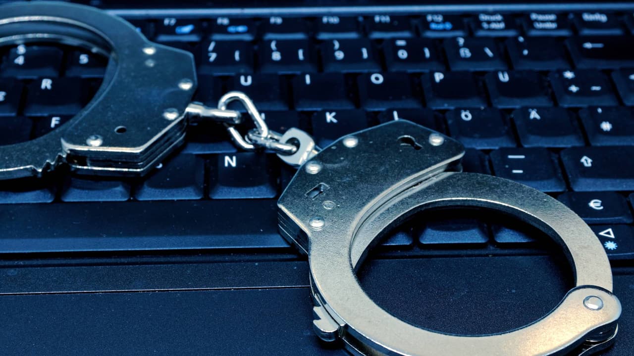 Arrestan en Utah a Robert Edwards, millonario creador de ‘Squatty Potty’, por cargos de pornografía infantil