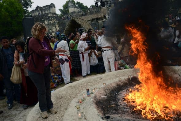 Los mayas cerraron el viernes en el solsticio una era de 5,200 años en su calendario y dan la bienvenida a un nuevo ciclo, acontecimiento que dio lugar a interpretaciones catastrofistas, impulsó a crédulos alrededor del mundo a refugiarse en montañas o búnkers y llevó a científicos a explicar una y otra vez que la Tierra -y su carga de seres humanos- seguirá rotando el sábado. Ver toda la información