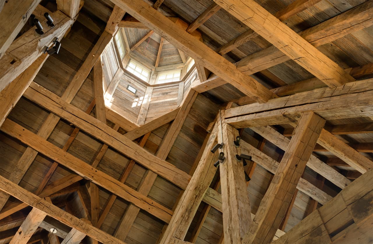 Las vigas expuestas en el techo y las paredes son visualmente muy atractivas y le dan un encantador toque de calidez.